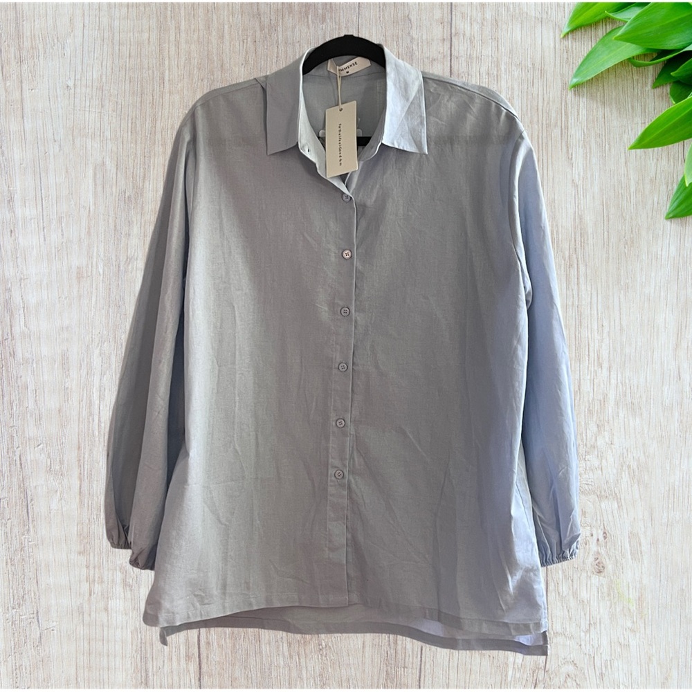 WOMENS NWT BLOUSE SIZE M
Please read measurements. Runs large.